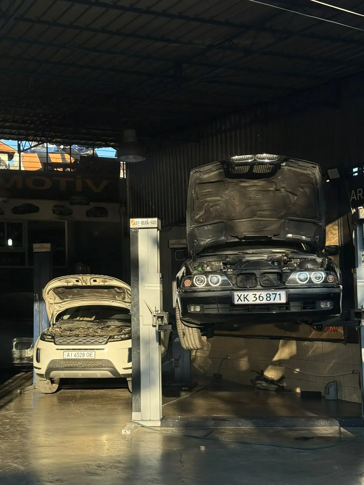 BMW özel servis atölyesinde lift üzerinde araç