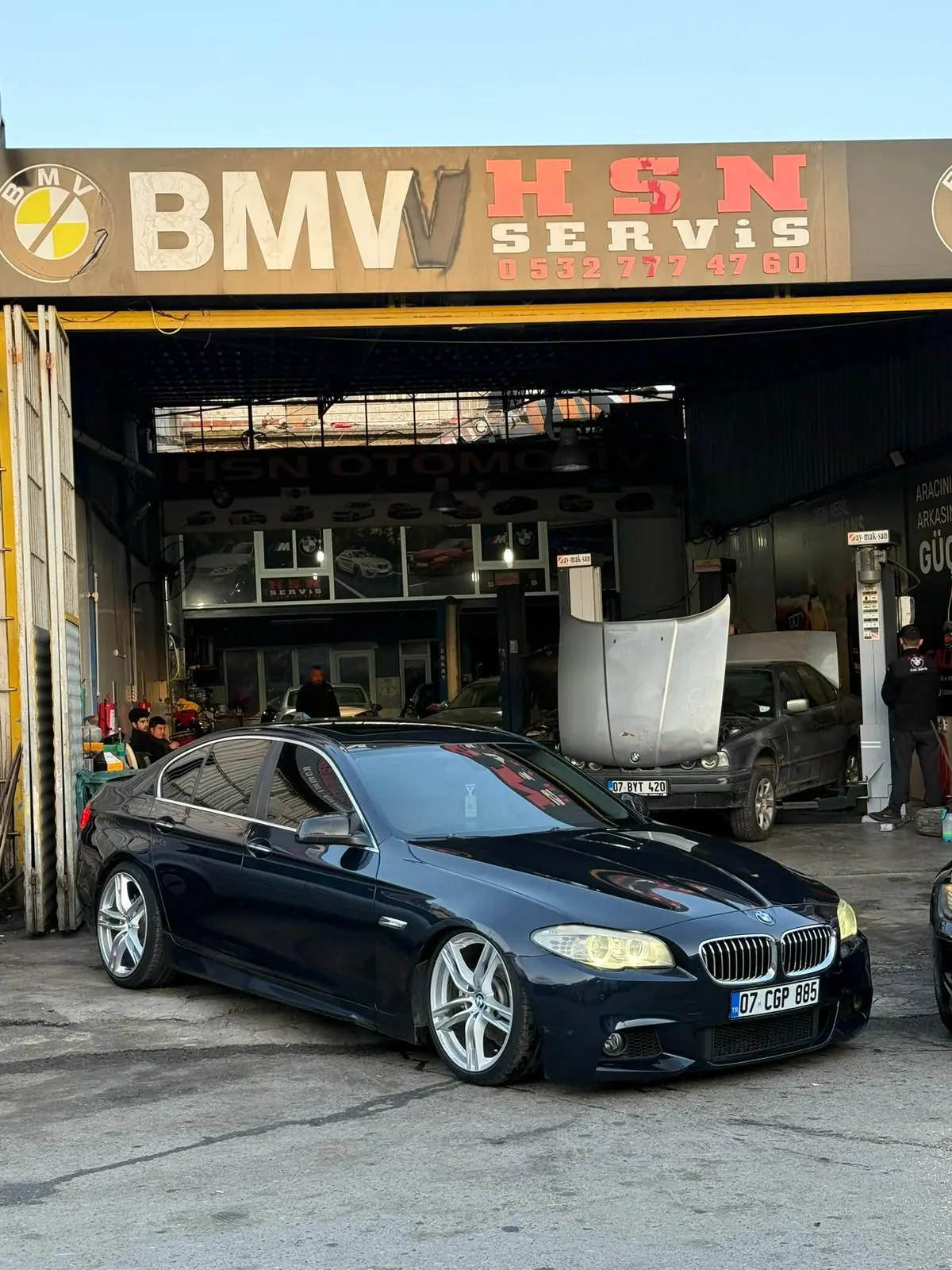 HSN BMW servis önünde BMW F10